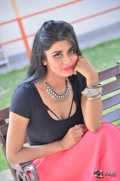 Harini-at-Dyavuda-Movie-Teaser-Launch